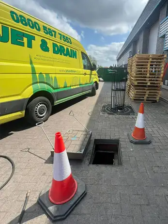 Manhole Chamber Drain Cleaning in London
